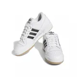 Championes adidas Forum 84 Low Adv de estilo urbano, confeccionados en cuero blanco con las icónicas tres tiras laterales en color negro. Presentan el logo del trébol en el lateral y en la lengüeta, con una suela de goma color caramelo que aporta un contraste clásico.