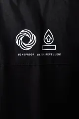 Campera parka acolchada de tejido técnico repelente al agua y rompevientos. Presenta cuello alto, capucha ajustable, cierre frontal oculto con solapa y cierre autoadherente. Incluye bolsillos calientamanos, bolsillos tipo parche con solapa y botón a presión, bolsillo interior y puños ajustables con trabilla.