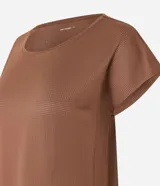 Remera manga corta de microfibra color marrón, de escote redondo y calce cómodo, marca Get Over.