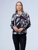 Blusa de gasa estampada con flores en tonos negro, gris y blanco, marca Zac & Rachel. Cuello a la base y abertura central con botones. Delantera con detalle fruncido.