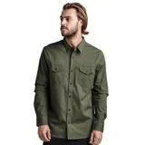Camisa de manga larga color verde militar, con cuello clásico, cierre frontal con botones, dos bolsillos con solapa abotonada en el pecho y corte recto. Marca Roark, modelo Campover.