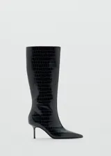 Bota alta de cuero sintético negro con textura efecto cocodrilo, punta fina y taco aguja fino.