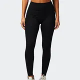 Calza deportiva Fabletics modelo PureLuxe Oasis, de color negro, corte ajustado y tiro alto con bolsillos laterales.