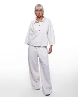 Camisa blanca de algodón con textura y corte cropped.