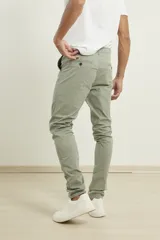Pantalón de gabardina de corte recto y tiro medio, con bolsillos laterales y traseros, y cierre frontal con botón y cremallera.
