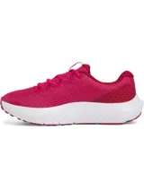 Championes de running Under Armour modelo Charged Surge 4, color fucsia con suela blanca. Presentan parte superior de malla transpirable con refuerzos sintéticos, amortiguación Charged Cushioning en la entresuela y logo de la marca en el lateral.