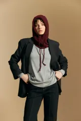 Remera de manga larga con silueta relajada y caída fluida, confeccionada en tejido suave con cuello redondo y aberturas laterales en el ruedo.