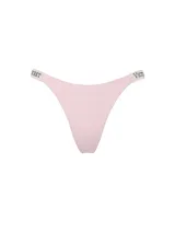 Tanga de tiro bajo color rosado, con pernera alta, sin cobertura trasera y tirantes brillantes con el logo de pedrería Victoria's Secret.