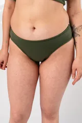 Bombacha de bikini color fucsia, de corte clásico y cobertura media.