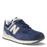 Championes urbanos New Balance modelo 574, color azul marino con detalles en gris y blanco. Confeccionados en una combinación de gamuza y malla, presentan el logo 'N' característico en los laterales y entresuela con tecnología de amortiguación.