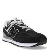 Championes urbanos New Balance modelo 574, color negro con detalles en gris y blanco. Confeccionados en una combinación de gamuza y malla, presentan el logo 'N' característico en los laterales, entresuela con tecnología ENCAP para mayor amortiguación y cierre mediante cordones.