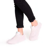 Championes Caterpillar Pause Retro T-Toe para mujer, color rosa pastel con detalles en blanco. Fabricados en cuero gamuzado con forro reciclado, plantilla de espuma EVA y suela de goma.