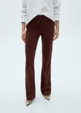 Pantalón de tiro medio confeccionado en terciopelo de algodón, con diseño de corte recto, trabillas para cinturón, bolsillos laterales y cierre oculto de botón, gancho y cremallera.