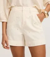 Short de cintura alta confeccionado en tejido de algodón, viscosa y lino. Cuenta con bordado floral, trabillas en la cintura, bolsillos y cierre frontal con botón forrado.