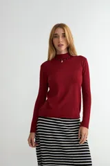 Polera de tejido de punto fino color bordó, con cuello alto y mangas largas.