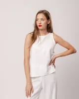 Musculosa blanca de lino con escote redondo y corte a la cadera.