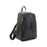 Mochila de cuero sintético color negro con diseño acolchado de rombos en el frente. Cuenta con un bolsillo frontal con cierre vertical, asa de mano superior y correas regulables. El compartimento principal posee cierre y el interior incluye bolsillos organizadores.