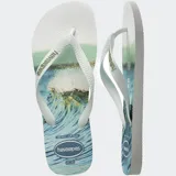 Ojotas Havaianas con base blanca y celeste con estampado de olas. Tiras blancas con diseño en relieve y logo de la marca.