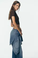 Camiseta cropped color amarillo, de corte slim fit, cuello redondo y manga corta.