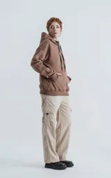 Hoodie oversize de frisa premium color cañamo (marrón claro/beige), con capucha ajustable, bolsillo canguro y puños elastizados con orificios para los pulgares.