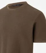 Remera de manga corta con cuello redondo, confeccionada en tejido texturizado de algodón y poliéster.