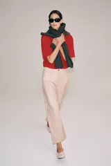 Jeans de tiro medio de Zara Woman Collection, con diseño de rayas verticales en tonos rosados y blancos. Presenta corte de pierna recta y relajada, largo al tobillo, cintura con trabillas, cinco bolsillos y cierre frontal con cremallera y botón metálico.