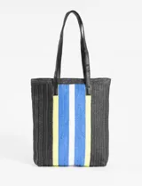 Bolso tipo tote bag de poliuretano color negro con franjas verticales en azul y amarillo.