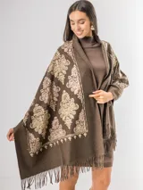 Pashmina color bordó con bordados florales en hilo dorado y bronce, terminada con flecos en los extremos.