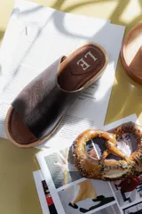 Sandalias bajas color beige con capellada ancha y suela track.