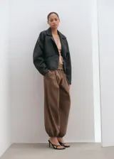 Top de encaje color nude con cuello en V, sin mangas, tirantes anchos y diseño recto.