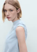 Camiseta de algodón de gramaje medio, con cuello redondo y manga corta. Presenta un corte recto y ajuste regular.