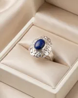 Anillo de plata 925 con diseño de filigrana y piedra central ovalada de lapislázuli azul intenso.