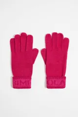 Guantes de punto color verde con puños tejidos en jacquard con el logo de la marca en color fucsia.