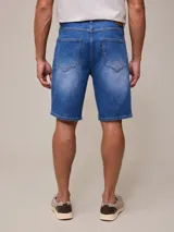 Bermuda de jean elastizado azul claro, con bolsillos delanteros y traseros.