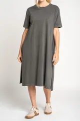 Vestido midi gris oscuro de algodón peinado, con corte recto, cuello redondo y mangas cortas.