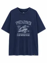 Remera de algodón con efecto lavado, color azul marino, de corte holgado y manga corta. Presenta un estampado frontal con temática de carreras de motos y texto vintage.