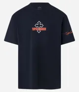 Remera negra de algodón con corte relajado, cuello redondo y mangas cortas. Estampa frontal y trasera con la imagen de Tupac Shakur y texto con tipografía gótica.