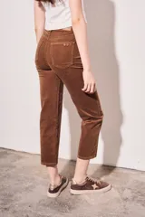 Pantalón de pana color beige, tiro medio, corte recto y largo al tobillo.