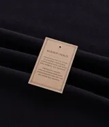 Remera masculina negra de algodón peruano, corte slim, con cuello padre y abertura frontal con cremallera metálica. Tiene mangas cortas.