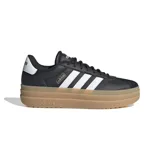 Championes Adidas modelo VL Court Bold con diseño de plataforma. Presentan un exterior sintético en color negro con las icónicas tres tiras laterales en blanco y suela de caucho en tono caramelo.