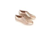 Championes de cuero metalizado en tono dorado, con diseño de cordones y suela plana de goma en color crema.