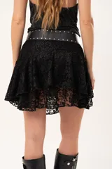 Pollera mini de encaje blanco con diseño de volados irregulares y corte acampanado.