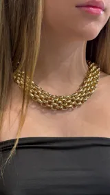 Gargantilla tipo choker de diseño robusto, compuesta por múltiples hileras de eslabones gruesos entrelazados con acabado brillante.