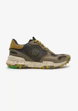 Championes urbanos Satorisan modelo Chacrona Pull Up, color marrón con detalles en verde y amarillo. Presentan una suela con efecto salpicado y diseño robusto, confeccionados en cuero con cordones texturizados.