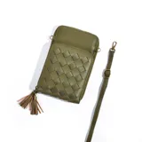Porta celular verde con diseño tejido y correa larga regulable.
