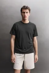 Camiseta de entrenamiento regular fit de Zara Athleticz, color lila, confeccionada en tejido técnico fluido y ligero con cuello redondo y manga corta ranglán.