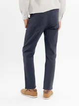 Pantalon de gabardina color azul marino, de corte regular y tiro medio. Cuenta con cinco bolsillos clásicos, cierre de botón y cremallera, y terminación recta.