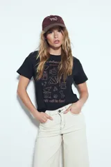 Remera negra de manga corta con estampado frontal en color marrón que incluye ilustraciones relacionadas con el café y la frase "Start Your Day Right".