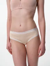 Bombacha tipo colaless de algodón con terminaciones de elástico con borde festoneado en cintura y piernas. Diseño simple y cómodo con fundillo de algodón.