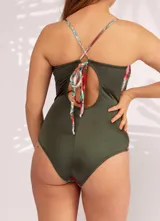 Malla entera con estampado floral en tonos rojos, verdes y azules sobre fondo blanco. Escote en V y tirantes finos cruzados en la espalda.